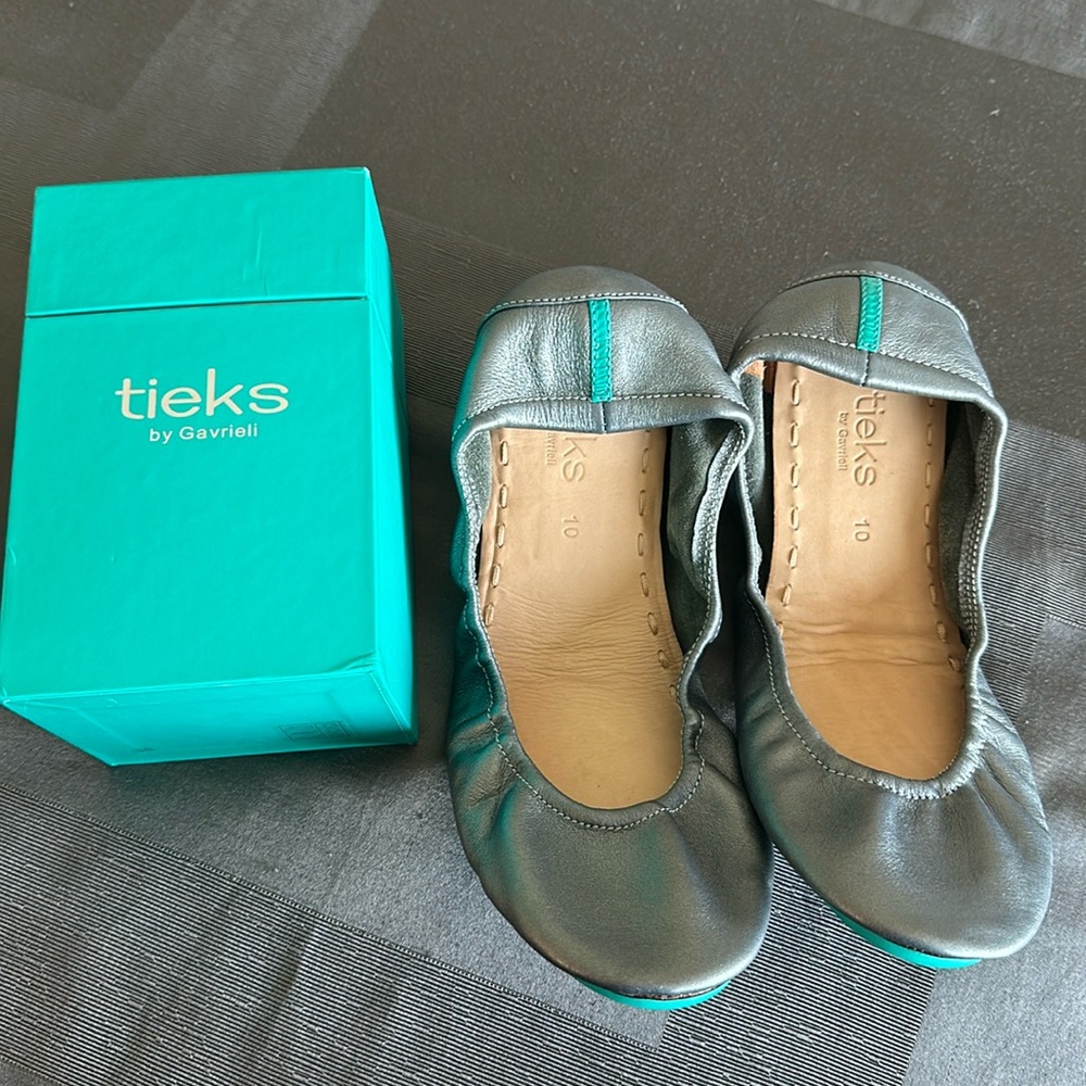 Brand new, never worn Tieks!